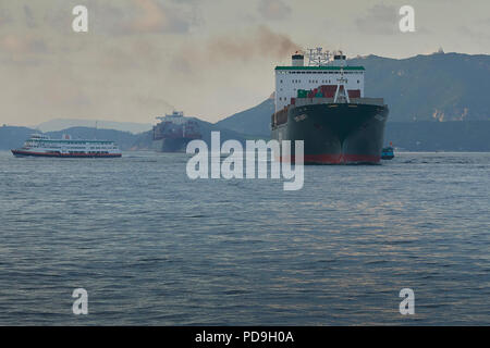 Nave portacontainer Evergreen, SEMPRE SFARZOSA, nel trafficato East Lamma Shipping Channel, diretta al terminal dei container Kwai Tsing, Hong Kong, Cina Foto Stock