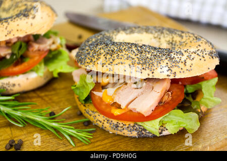 Il pollo crudo e bagel sandwich Foto Stock