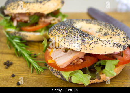 Il pollo crudo e bagel sandwich Foto Stock