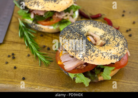 Il pollo crudo e bagel sandwich Foto Stock