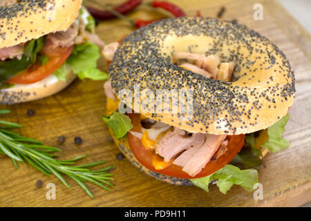 Il pollo crudo e bagel sandwich Foto Stock