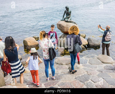 Copenaghen, Danimarca - Luglio 7, 2017. La folla di persone intorno alla statua della Sirenetta, icona della città e una popolare attrazione turistica. Basato su Foto Stock