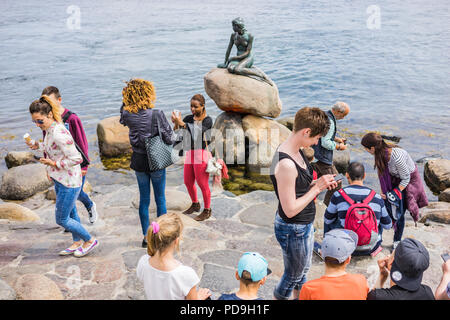 Copenaghen, Danimarca - Luglio 7, 2017. La folla di persone intorno alla statua della Sirenetta, icona della città e una popolare attrazione turistica. Basato su Foto Stock