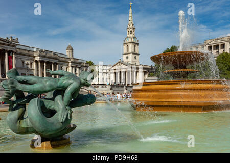 Londra Inghilterra 04 agosto 2018 Trafalgar Square, mostrando la Galleria Nazionale e San Martin's nel campo chiesa Foto Stock