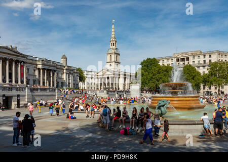 Londra Inghilterra 04 agosto 2018 Trafalgar Square, mostrando la Galleria Nazionale e San Martin's nel campo chiesa Foto Stock