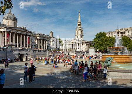 Londra Inghilterra 04 agosto 2018 Trafalgar Square, mostrando la Galleria Nazionale e San Martin's nel campo chiesa Foto Stock