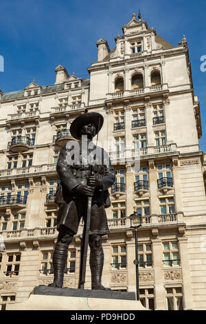 Londra Inghilterra Agosto 04, 2018 Il soldato Gurkha statua in Horse Guards Avenue Foto Stock