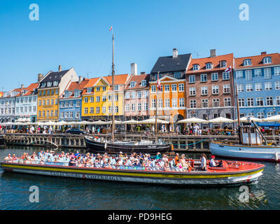 Tour in Barca, Nyhavn, Area turistica, Canal, Copenaghen, Zelanda, Danimarca, l'Europa. Foto Stock