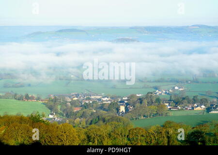 Foschia mattutina oltre il villaggio di Musbury e Ax Valley in East Devon AONB (Area di straordinaria bellezza naturale) Foto Stock