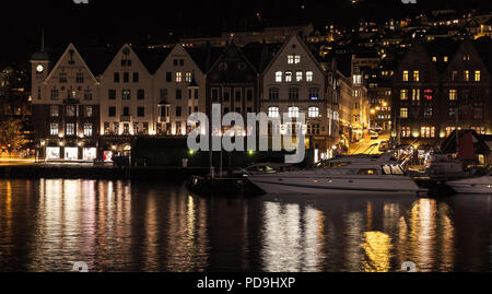 Bergen, Norvegia - 17 Novembre 2017: foto notturna della Vecchia Bergen. Porto principale vista con illuminazione stradale e riflessi in acqua di mare Foto Stock