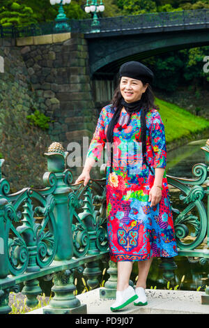 Ponendo turistica al Palazzo Imperiale motivi Tokyo Giappone Asia Foto Stock