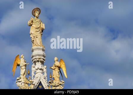 San Marco benedizione statua medievale con angeli nella parte superiore della cattedrale di Venezia del XV secolo con le nuvole e la copia di spazio) Foto Stock