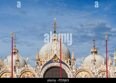 Basilica di San Marco meraviglioso gotiche guglie, pinnacoli e cupole bizantine con le nuvole in Venezia Foto Stock