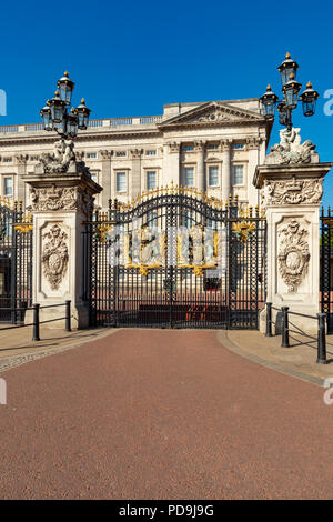 Londra Inghilterra 05 agosto 2018 Royal Crest sul cancello di Buckingham Palace la residenza londinese di Sua Maestà la Regina Elisabetta 2a Foto Stock