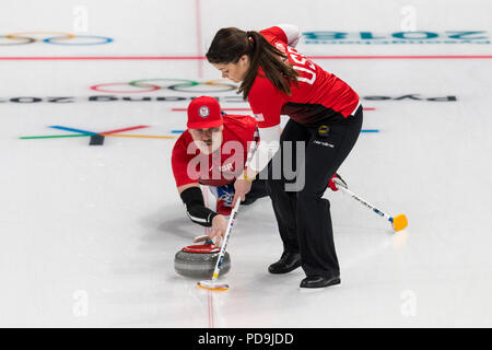 Rebecca and Matt Hamilton (USA) competing in the Mixed Doubles Curling round robin at the Olympic Winter Games PyeongChang 2018 Foto Stock