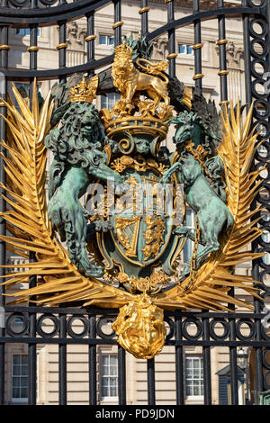 Londra Inghilterra 05 agosto 2018 Royal Crest sul cancello di Buckingham Palace la residenza londinese di Sua Maestà la Regina Elisabetta 2a Foto Stock