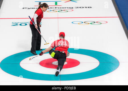 Rebecca and Matt Hamilton (USA) competing in the Mixed Doubles Curling round robin at the Olympic Winter Games PyeongChang 2018 Foto Stock