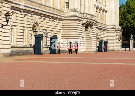 Londra Inghilterra 05 agosto 2018 soldati del granatiere guardie di sentinella a Buckingham Palace la residenza londinese di Sua Maestà la Regina Elizabe Foto Stock