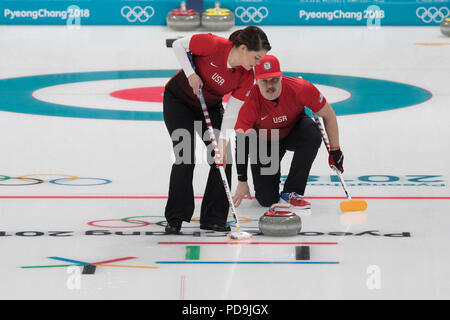Rebecca and Matt Hamilton (USA) competing in the Mixed Doubles Curling round robin at the Olympic Winter Games PyeongChang 2018 Foto Stock
