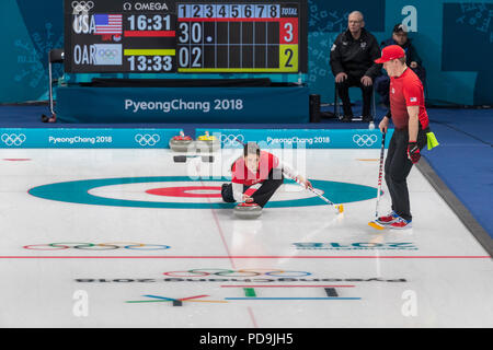 Matt and Rebecca Hamilton (USA) competing in the Mixed Doubles Curling round robin at the Olympic Winter Games PyeongChang 2018 Foto Stock