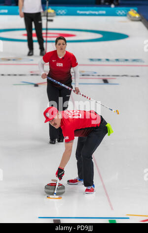 Matt and Rebecca Hamilton (USA) competing in the Mixed Doubles Curling round robin at the Olympic Winter Games PyeongChang 2018 Foto Stock