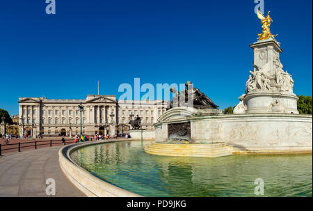 Londra Inghilterra Agosto 05, 2018 Il memoriale della Victoria, fuori Buckingham Palace la residenza londinese di Sua Maestà la Regina Elisabetta 2a Foto Stock