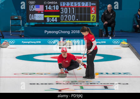 Matt and Rebecca Hamilton (USA) competing in the Mixed Doubles Curling round robin at the Olympic Winter Games PyeongChang 2018 Foto Stock