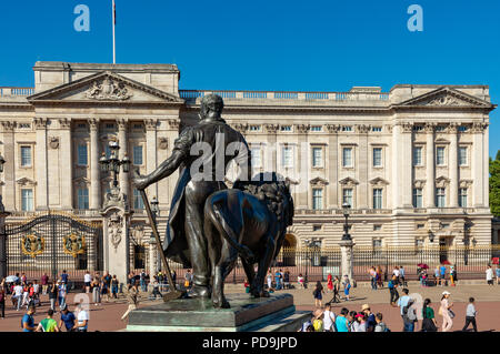 Londra Inghilterra Agosto 05, 2018 Il memoriale della Victoria, fuori Buckingham Palace la residenza londinese di Sua Maestà la Regina Elisabetta 2a Foto Stock
