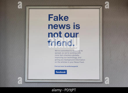 LONDON, Regno Unito - 7 agosto 2018: Facebook fake news annuncio. Annuncio di Facebook per ridurre falsi notizie sui social media sito web Foto Stock