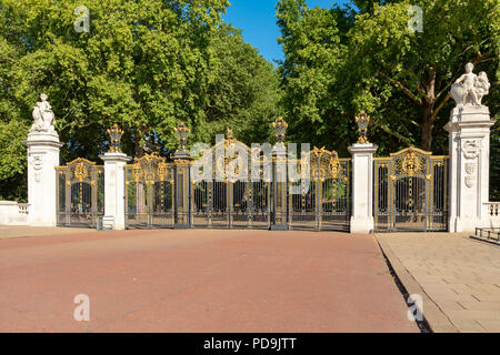 Londra Inghilterra Agosto 05, 2018 Il Canada Gate, ornati in ingresso al Green Park, al di fuori del Palazzo di Buckingham Foto Stock