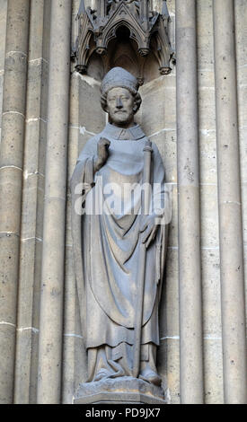 San Marziale, fu il primo vescovo di Limoges, statua sul portale della Basilica di Santa Clotilde a Parigi, Francia Foto Stock