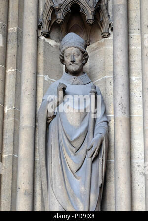 San Marziale, fu il primo vescovo di Limoges, statua sul portale della Basilica di Santa Clotilde a Parigi, Francia Foto Stock