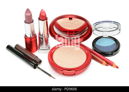 Set di cosmetica decorativa: polvere, ombretto, rossetto e matite contorno isolati su sfondo bianco. Foto Stock