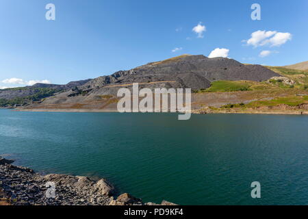 L'enorme Dinorwic cava di ardesia sul lato di Elidir Fawr. Visto attraverso Llyn Peris il lago inferiore della pompa Dinorwig storage power station. Foto Stock