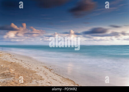 Spiaggia di sabbia, mare con cielo nuvoloso, Playa Bavaro, Oceano Atlantico, Punta Cana Repubblica Dominicana Foto Stock