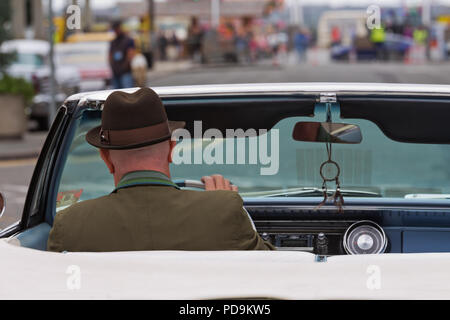 Vista posteriore di un conducente di un vintage open top auto. Foto Stock