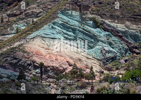 Turchesi strato di roccia los Azulejos De Veneguera, roccia vulcanica intrisa di sodio silicato di ferro, a Mogan, Gran Canaria Foto Stock