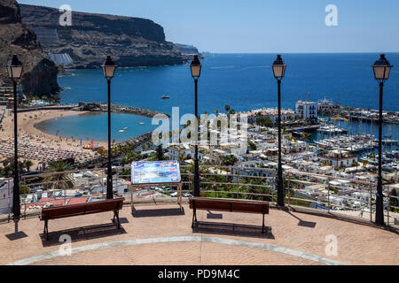 Vista dal Mirador Mogan sulla marina e costiera, Puerto de Mogan, Gran Canaria Isole Canarie Spagna Foto Stock