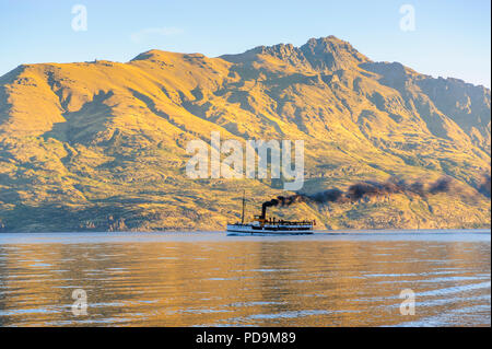 Il vecchio sistema di cottura a vapore sul lago Wakatipu, Queenstown, Isola del Sud, Nuova Zelanda Foto Stock