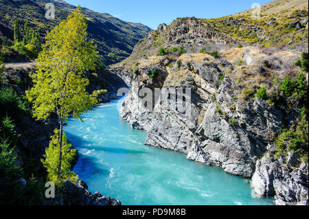 Acque turchesi di Kawarau River nella Gola di Kawarau, Isola del Sud, Nuova Zelanda Foto Stock