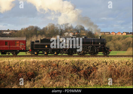 76084 capi passato le sbavature con un treno di pacchi su l'ELR 5.2.14 Foto Stock