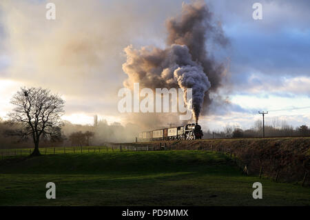 76084 capi passato le sbavature con un treno di pacchi su l'ELR 5.2.14 Foto Stock