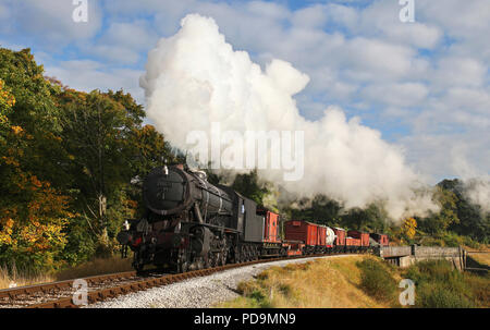 90711 (90733) capi lontano da Oakworth sul KWVR a Mytholmes 9.10.15 Foto Stock