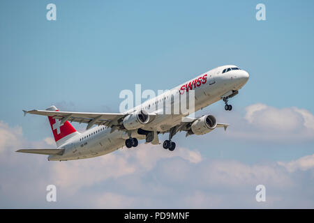 Airbus A321-111 delle compagnie aeree svizzere al decollo, cielo nuvoloso, Svizzera Foto Stock