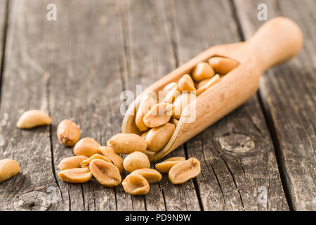 Salate arachidi tostate nel convogliatore di legno. Foto Stock
