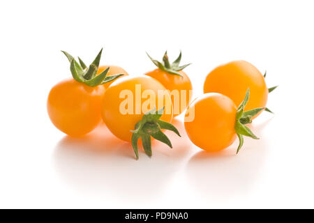 Gustosi pomodori giallo isolato su sfondo bianco. Foto Stock