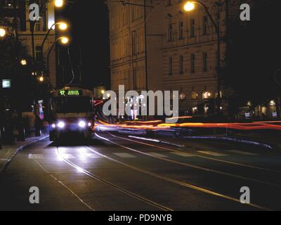 Tram storico e auto in movimento durante la notte a Praga, Repubblica Ceca Republict-Long esposizione Foto Stock