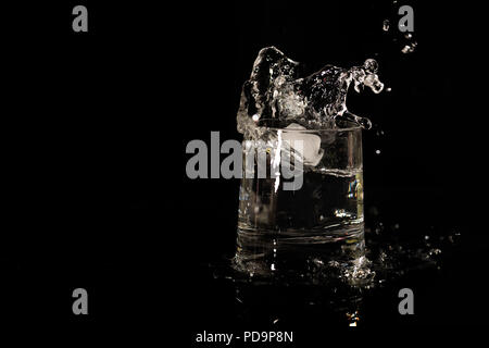 Vetro con drink splash lungo con spazio di copia Foto Stock