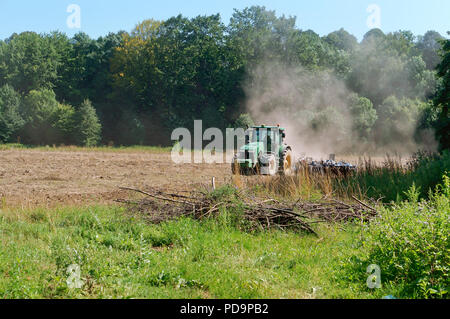 Il trattore arare il terreno, macchina agricola il lavoro nel campo Foto Stock