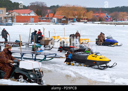 Motoslitte per l'inverno di pesca, slitta elettrico per la consegna dei pescatori su ghiaccio Foto Stock